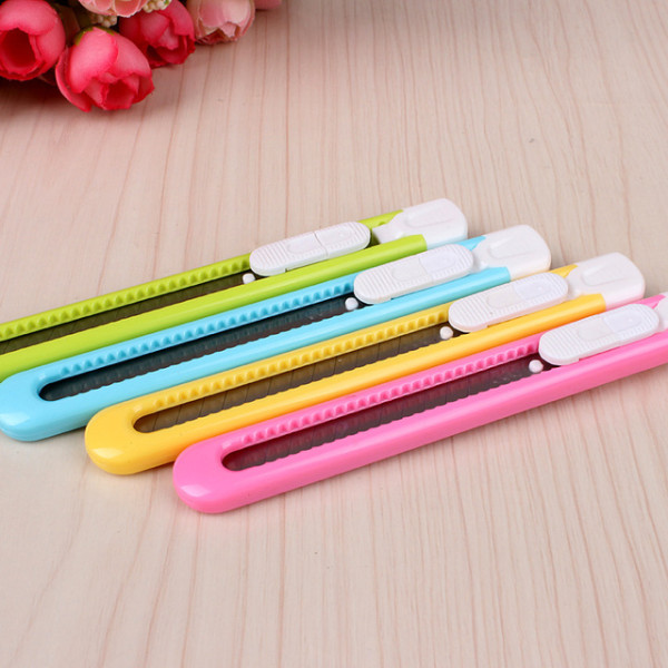 Dao rọc giấy 9mm 2054 (Deli)